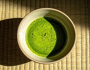 陶器の器に注がれた抹茶