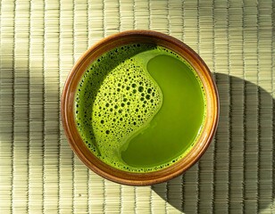 陶器の器に注がれた抹茶
