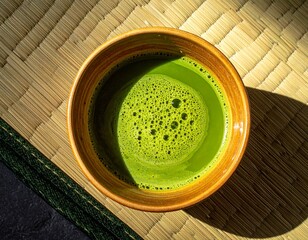 陶器の器に注がれた抹茶