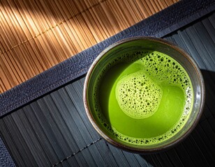 陶器の器に注がれた抹茶