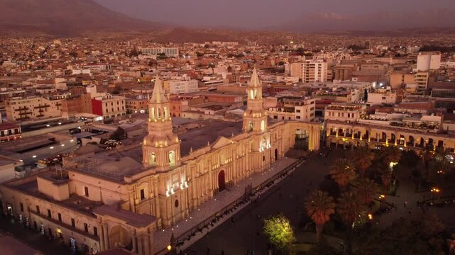 Arquitectura colonial en piedra sillar en la Plaza de Armas de la Ciudad Blanca de Arequipa.