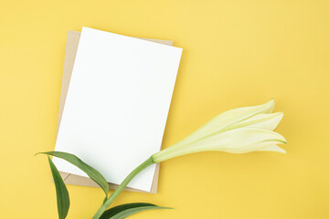 백합과 빈 카드 목업