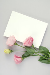 꽃과 카드 목업