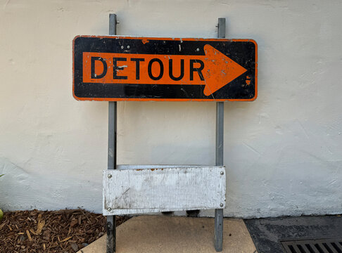Temporary DETOUR sign pointing right