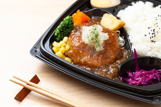 テーブルに置かれた和風おろしハンバーグ弁当