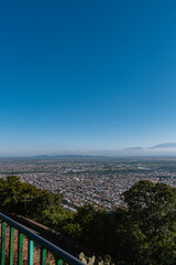 Obraz premium A city view from a high vantage point with a clear blue sky