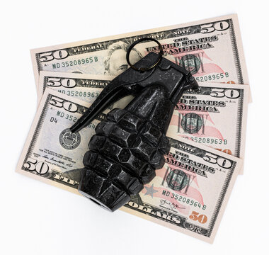 Handgranate auf US-Banknoten