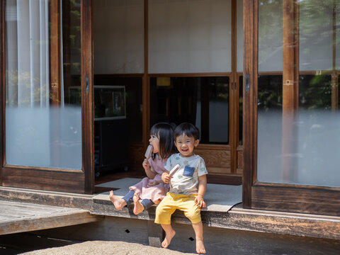 古民家の縁側で遊ぶ幼児