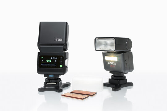 iT32 iFlash flash, X5 TTL wireless trigger, magnetic filters, diffuser, white background, reflective surface