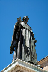 Obraz premium Statue against a clear blue sky.. Antigua University of Salamanca, Spain