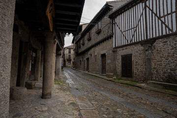 Obraz premium Narrow cobblestone street with stone buildings.. La Alberca, in the province of Salamanca, Spain