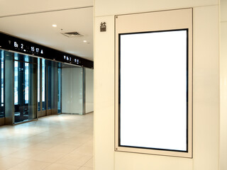 エレベーターホールに設置されたデジタルサイネージ