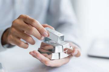 Silver bar Trading business man hand offering silver&nbsp;Investment financial report Trading Pure silver precious metals investment&nbsp; on the stock exchange&nbsp;Rising prices.