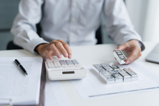 Silver bar Trading business man hand offering silver&nbsp;Investment financial report Trading Pure silver precious metals investment&nbsp; on the stock exchange&nbsp;Rising prices.