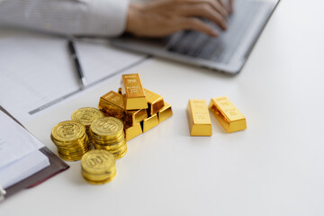 Gold bar Trading business people hand offering gold&nbsp;Investment in gold mining company or Trading gold on the stock exchange&nbsp;Rising prices.