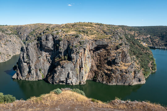 Vista panor&acirc;mica das imponentes fal&eacute;sias escarpadas e &aacute;guas profundas do Parque Natural do Douro Internacional em Miranda do Douro