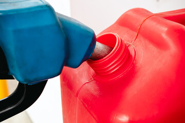 ポリタンクに灯油を入れる　灯油の給油　灯油缶