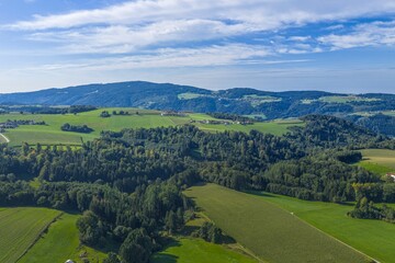 Obraz premium Der Erholungsort Untergriesbach im südlichen Bayerischen Wald aus der Vogelperspektive