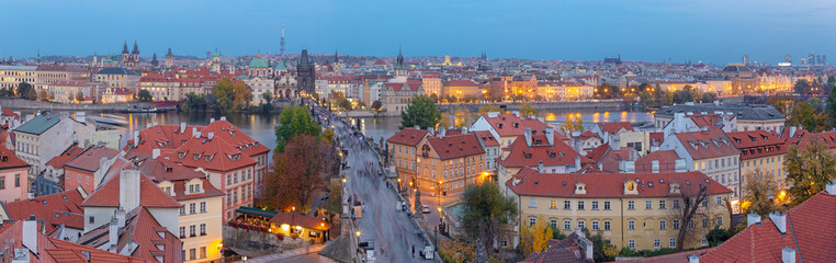 Obraz premium Prague - The panorama of the city with the Charles bridge on Olt Town at dusk.