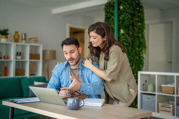 Obraz premium Couple discussing finances and financial planning at home