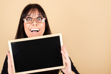 Fr&ouml;hliche Frau mit Schild in der Hand