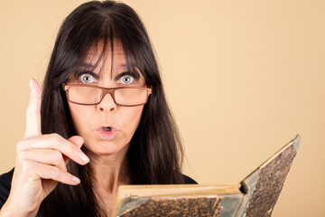 Strenge Frau mit ernstem Blick