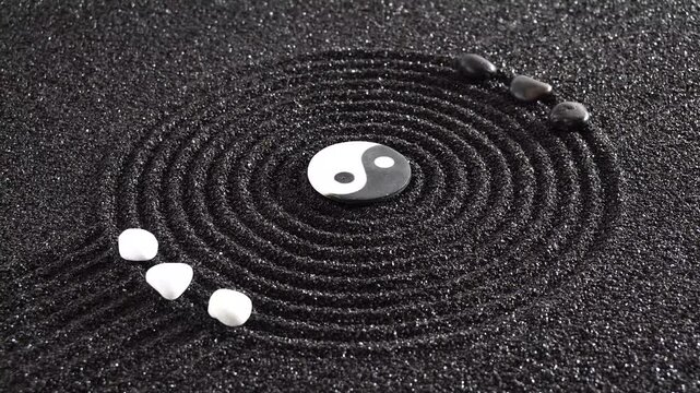 Japanischer ZEN Garten der Meditation und Entspannung f&uuml;r K&ouml;rper, Geist und Seele mit Sand und Yin Yang Steinen in Rotation