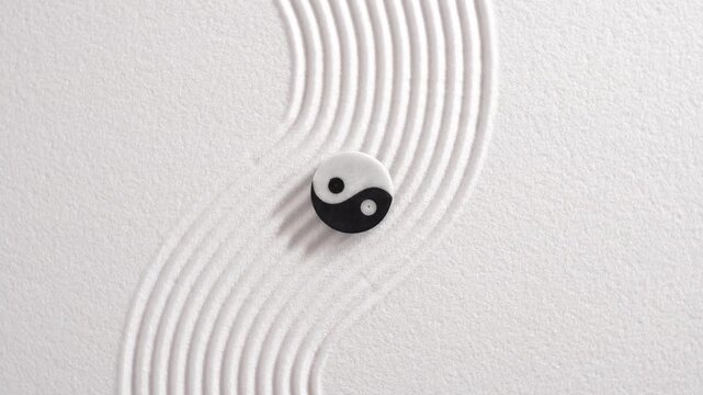 Japanischer ZEN Garten der Meditation und Entspannung f&uuml;r K&ouml;rper, Geist und Seele mit Sand und Yin Yang Steinen in Rotation