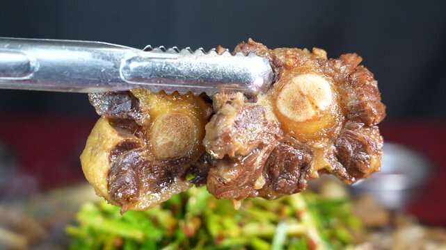 Tongs for holding hot boiled oxtail