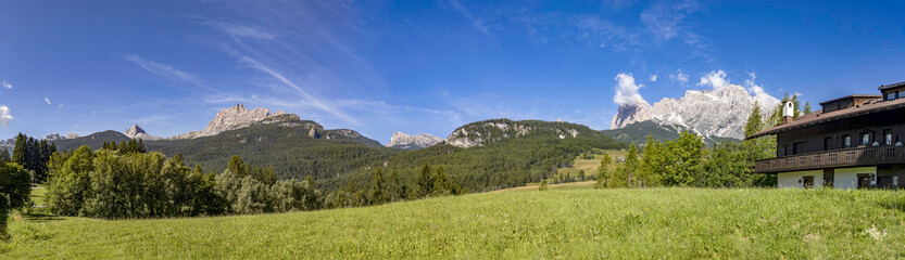 Cortina d'Ampezzo, profilo di montagne che la virconda