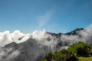 górskie szczyty ponad chmurami © Kamil_k2p
