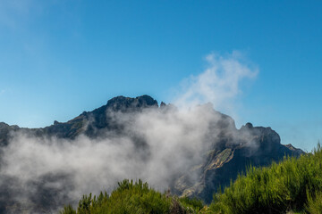 górskie szczyty ponad chmurami. Trekking, Madera © Kamil_k2p