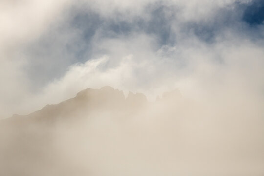 g&oacute;rskie skaliste szczyty skąpane w gęstych chmurach. Trekking, Pico Ruivo, Madera, Portugalia
