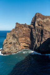Monumentalna skalna iglica i czerwone formacje na wzburzonym oceanie u wybrzeży Madery © Kamil_k2p