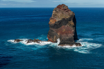 Dramatyczne czerwone klify i wzburzony ocean na wybrzeżu Madery w słoneczny dzień © Kamil_k2p