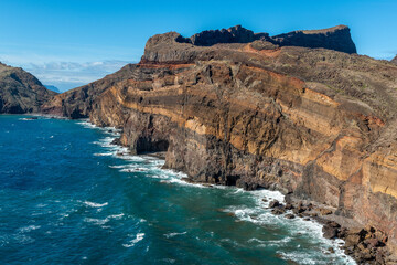 Surowe klifowe wybrzeże i błękitny ocean na Maderze w słoneczny dzień © Kamil_k2p