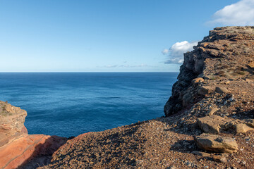 Surowe klifowe wybrzeże i błękitny ocean na Maderze w słoneczny dzień © Kamil_k2p