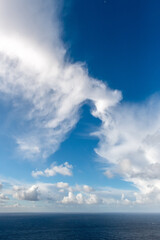 Dynamiczne formacje chmur na błękitnym niebie z przestrzenią na tekst © Kamil_k2p