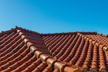 Czerwone dachówki na tle błękitnego nieba w śródziemnomorskim stylu © Kamil_k2p