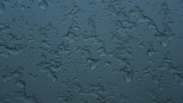 車の窓に落ちるみぞれ交じりの雨