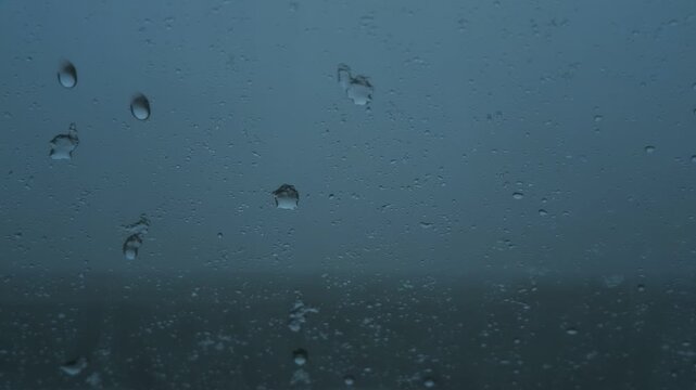 車の窓に落ちるみぞれ交じりの雨