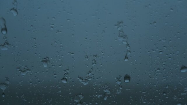 車の窓に落ちるみぞれ交じりの雨