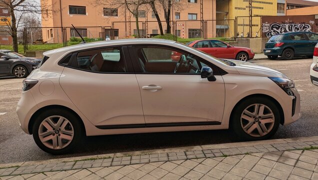 Vista lateral de un autom&oacute;vil Renault Clio aparcado en una calle de Madrid, Espa&ntilde;a, 4 de febrero de 2026