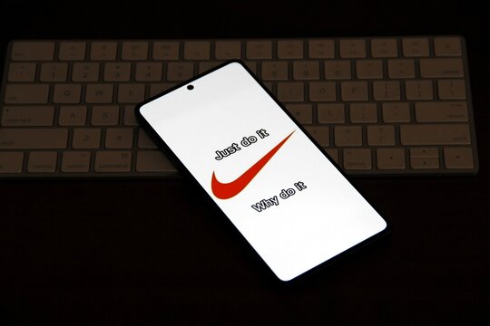 Just Do It-  ic&ocirc;nico slogan da Nike que significa "apenas fa&ccedil;a", focado em a&ccedil;&atilde;o, determina&ccedil;&atilde;o e supera&ccedil;&atilde;o. Em 2025, a Nike lan&ccedil;ou a campanha "Why Do It?" (Por que fazer?), reformulando o lema.