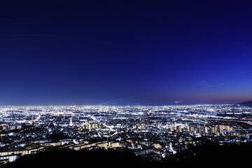 大阪国際空港を離着陸する航空機の光跡