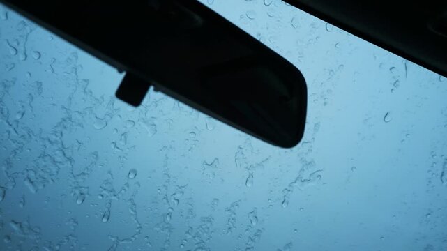 車の窓に落ちるみぞれ交じりの雨