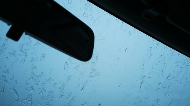 車の窓に落ちるみぞれ交じりの雨