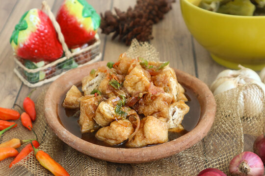 An Indonesian street snack, tahu gejrot, combines fried tofu with a sweet and spicy sauce made from palm sugar, red shallots, and fiery green bird&rsquo;s eye chilies.
