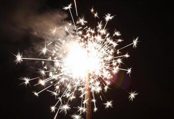 Obraz premium bright flash illuminating black background surrounded vibrant vector sparks abstract lens flares dynamic