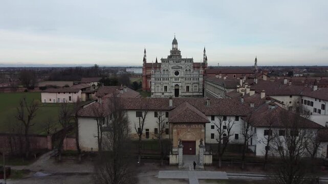 Certosa di Pavia dal drone - Lombardia - Italia -  Fondata da  parte di Gian Galeazzo Visconti nel 1396 .Il complesso fu infatti affidato a 24 monaci certosini.